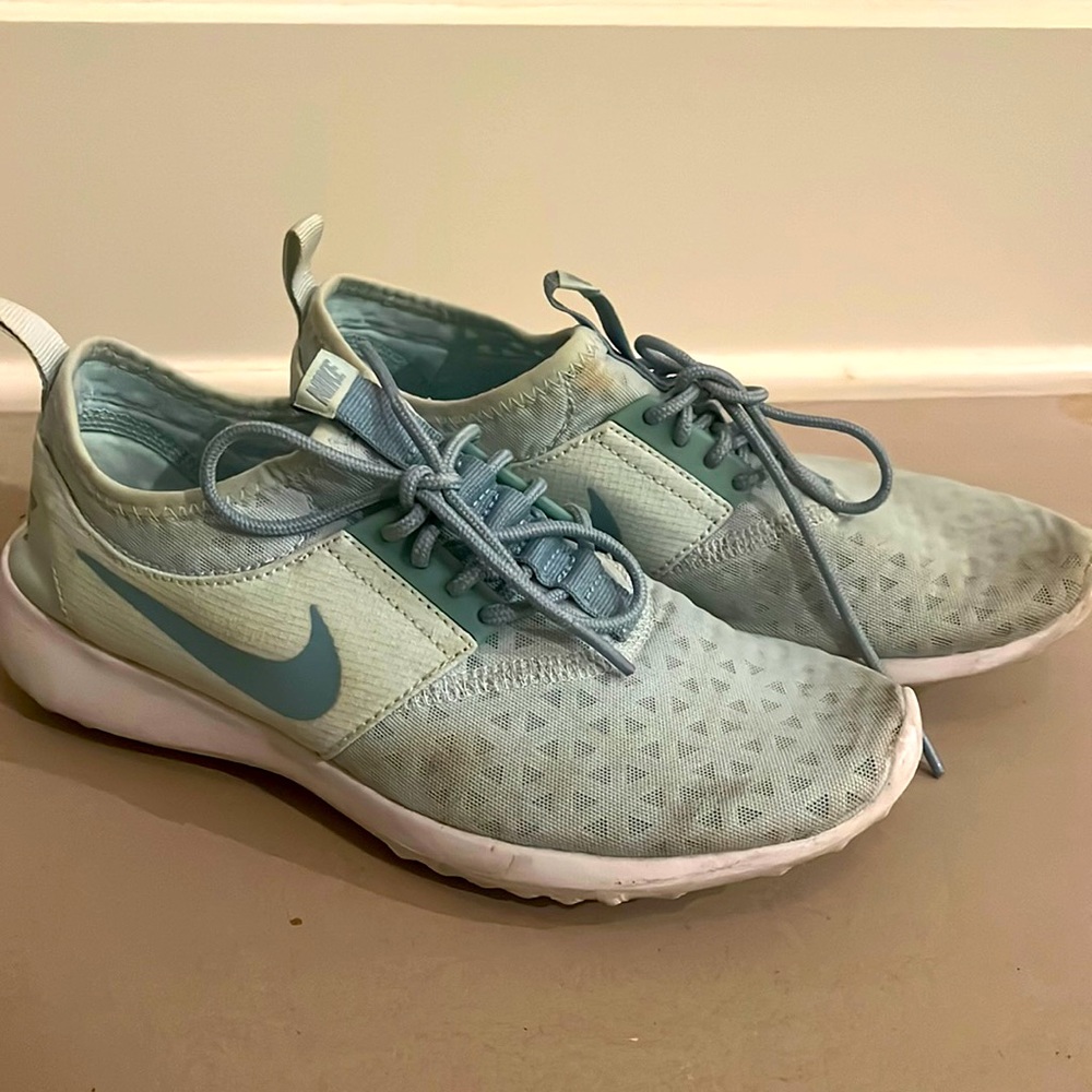 Nike | juvenate Sneakers | 7M